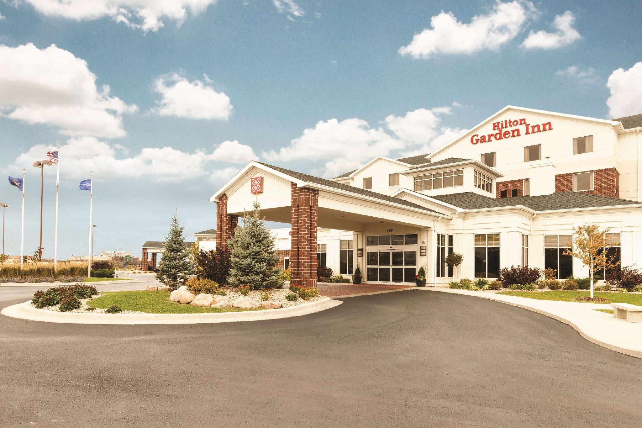 Hilton Garden Inn Fargo Exterior photo