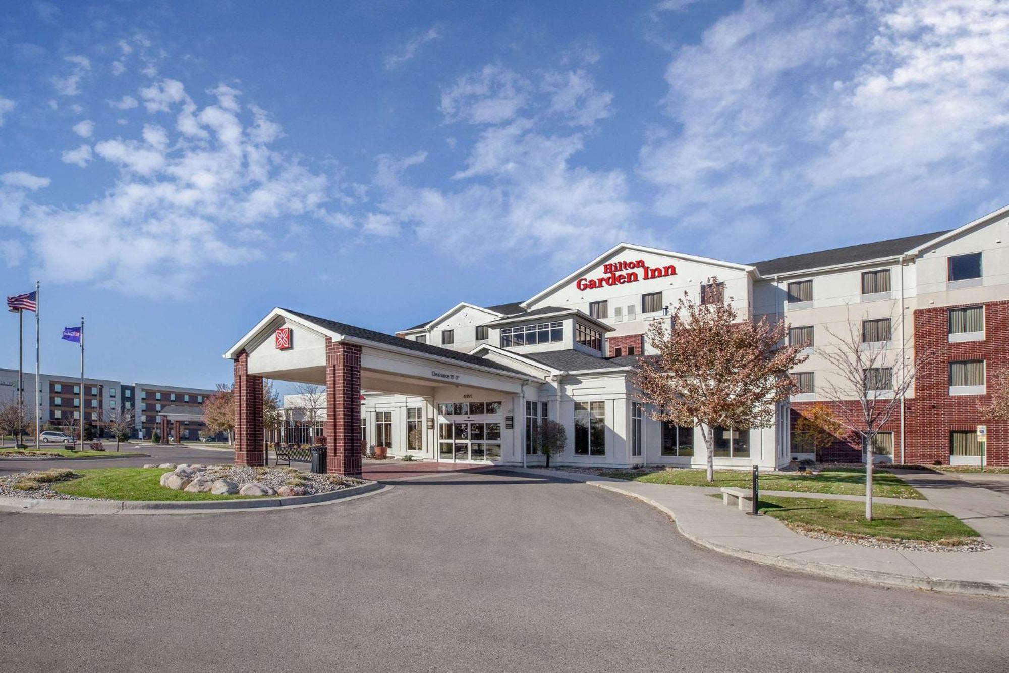 Hilton Garden Inn Fargo Exterior photo